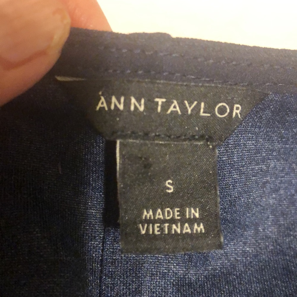 Ann Taylor Women’s top (000479) - Picture 2 of 7